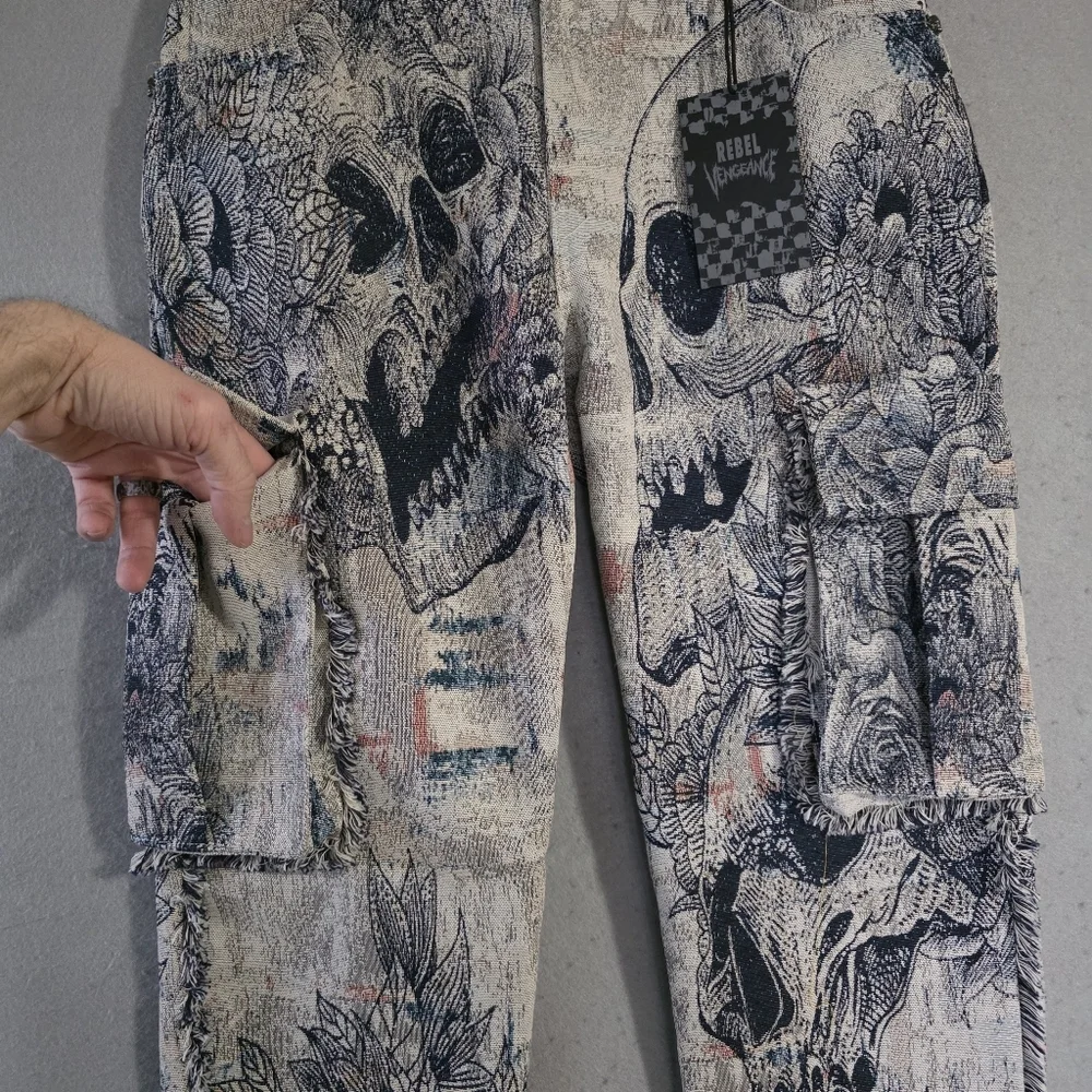 NWT Rebel Vengeance Mens Tapestry Cargo Jeans Skull AOP Size 28x33